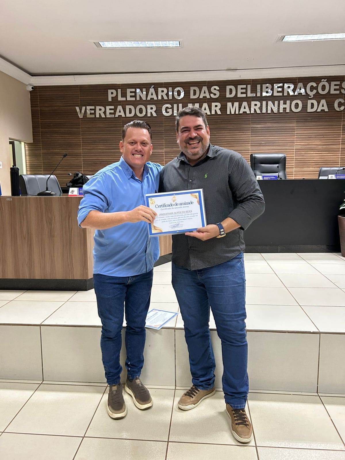 O Vice-prefeito Moadil Fernando faz Entrega de certificado de amizade aos servidores da Câmara municipal de Confresa.
