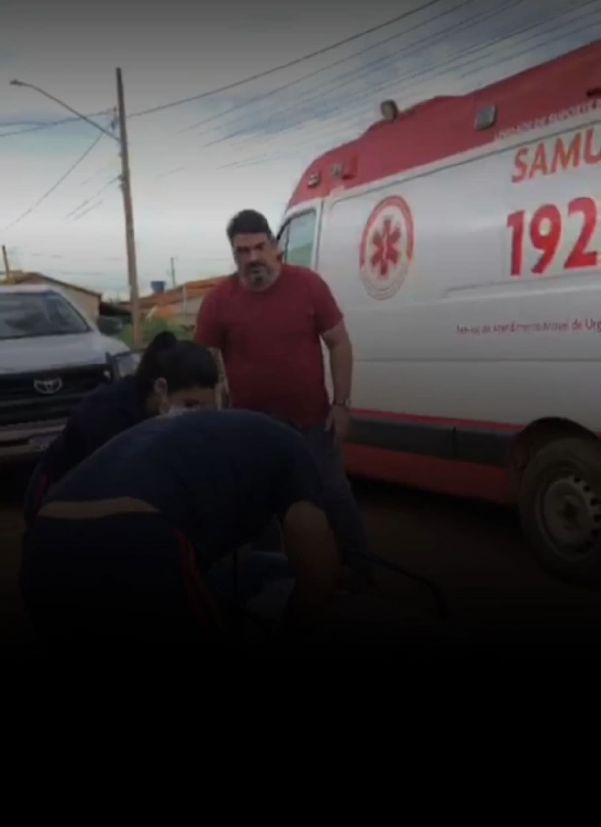 O Vice-prefeito Moadil Fernando presta atendimento a vítima caída na rua.