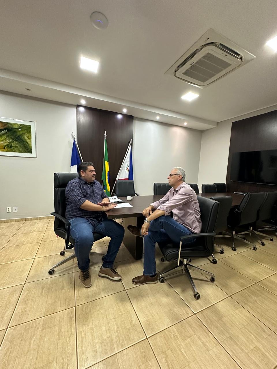 Vice-prefeito Moadil Fernando participa de reunião com presidente da CDL de Confresa.